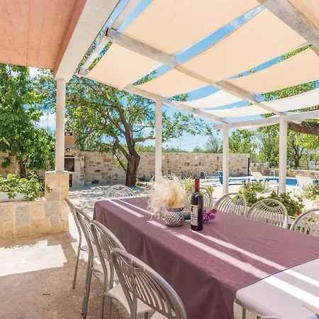 Four-bedroom In Hébergement de vacances *