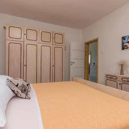 Four-bedroom In Hébergement de vacances Podlug